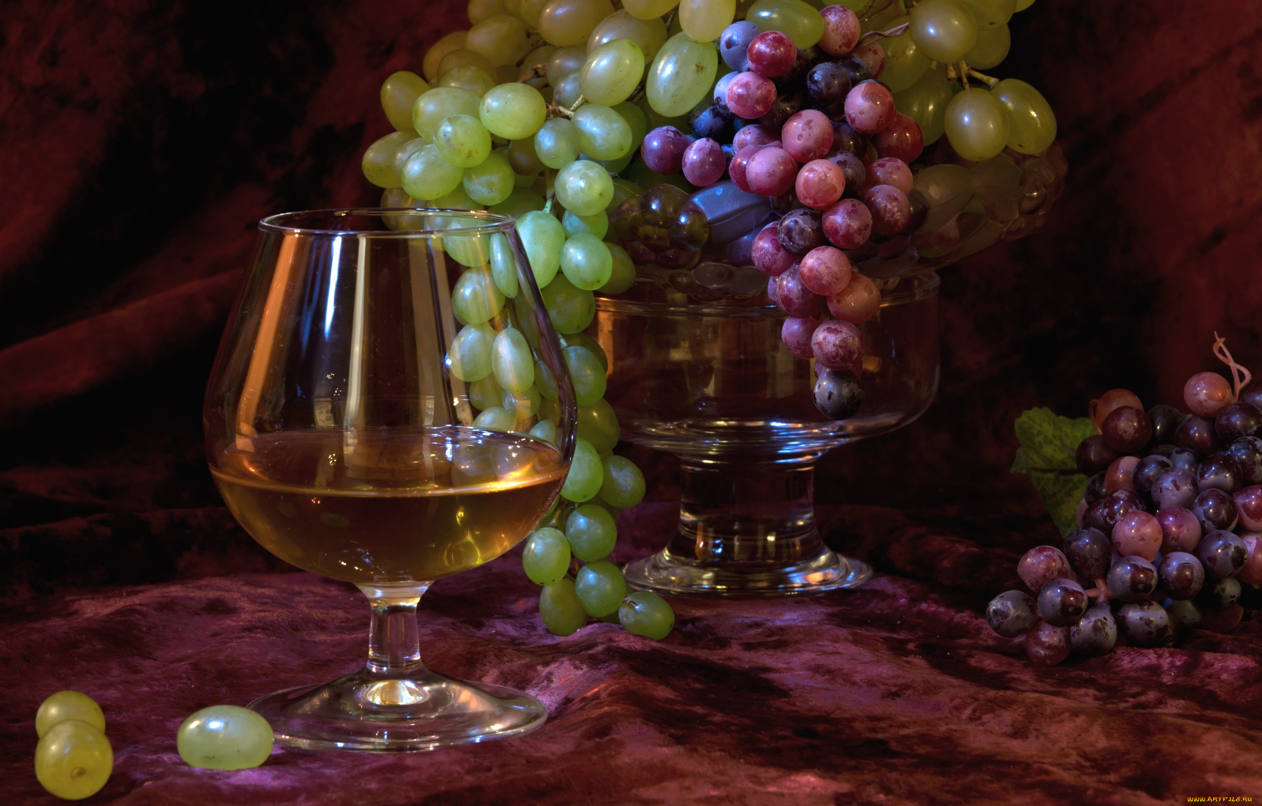Коньяк делают из винограда. Натюрморт с виноградом. Натюрморт с вином. Вино и виноград. Натюрморт вино и виноград.